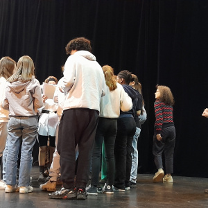 Répétition - Les élèves au travail sur le plateau du théâtre, lors de la répétition générale.
